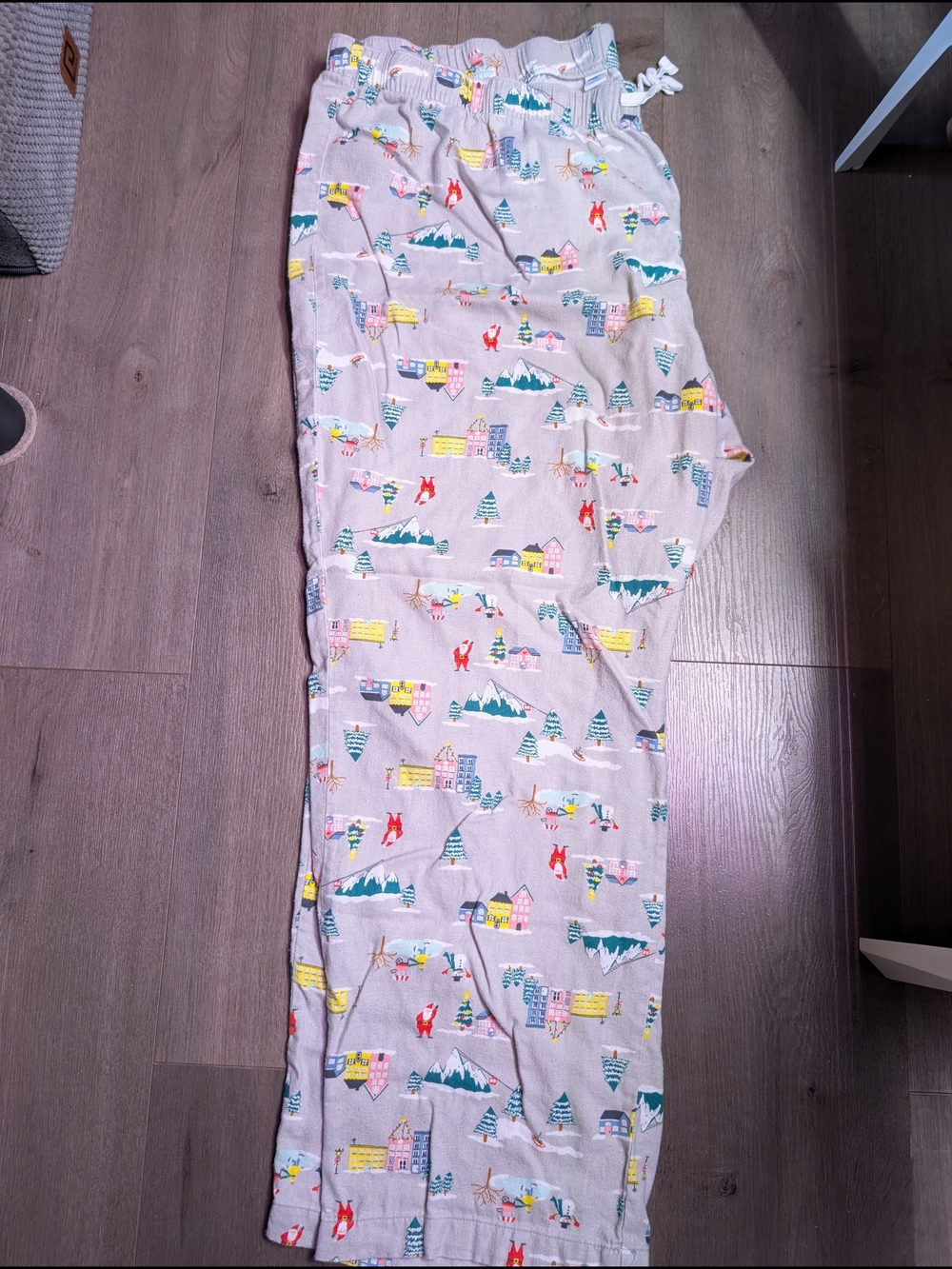 Old Navy Grey Mountain & Village Print Pajama Bottoms